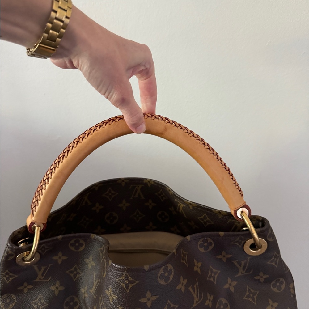 Louis Vuitton Artsy MM Monogram Hobo Bag ✨ - Picture 9 of 16